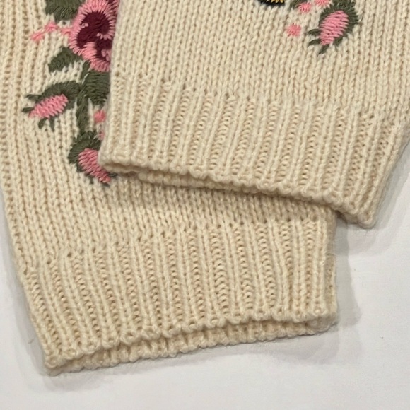 Fingerless Embroidered Crocheted Gloves - Picture 6 of 6